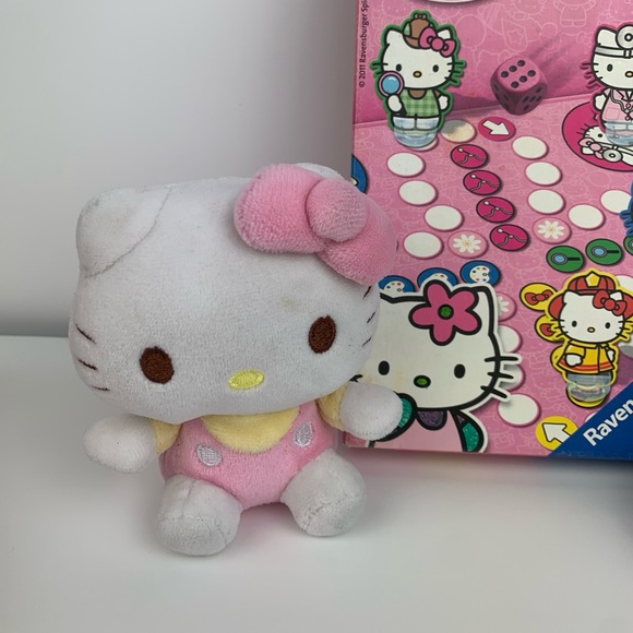 Hello Kitty Bundle includes Pachici board game, tiny plushie, bracelet & box - Picture 2 of 6